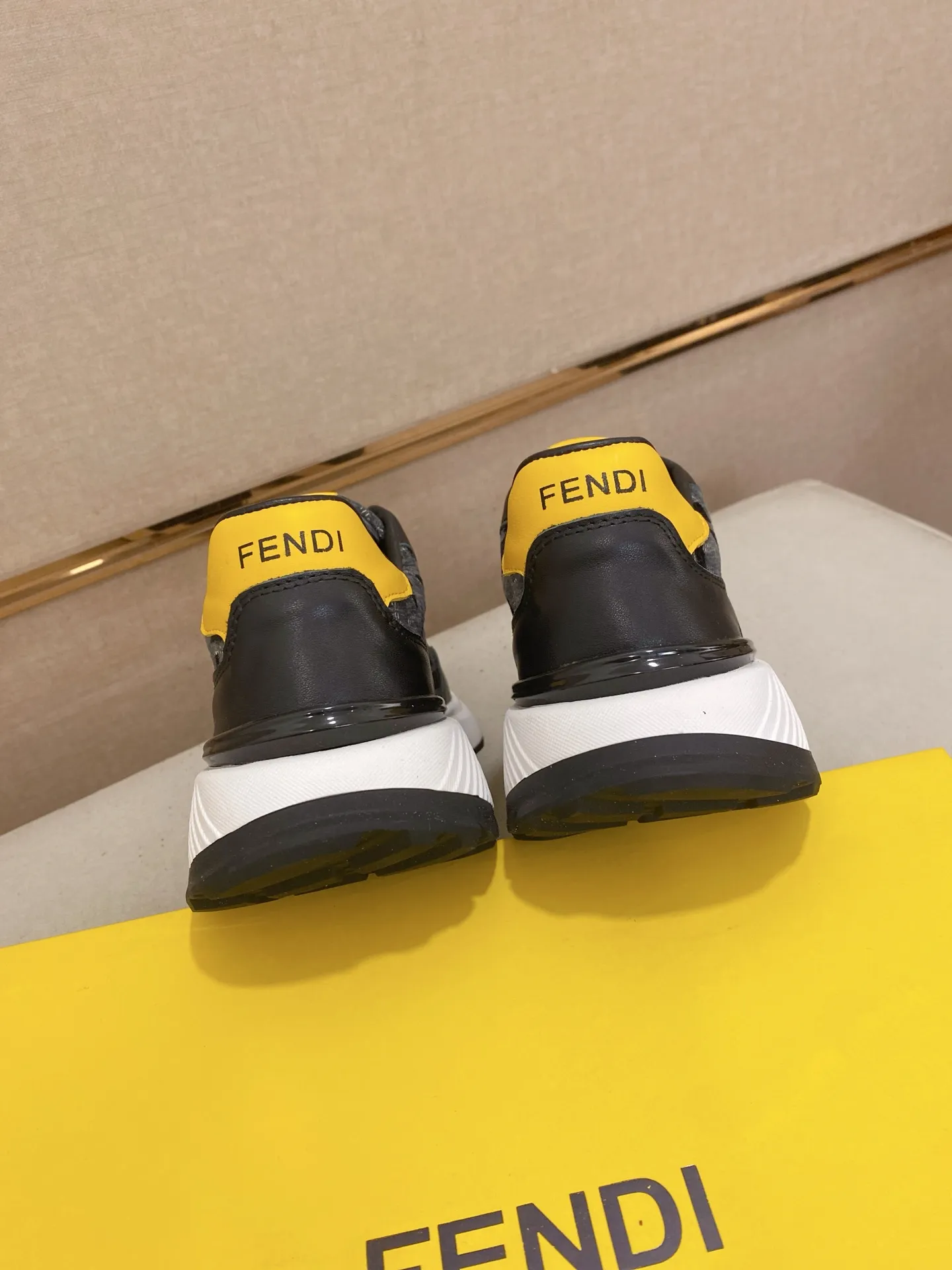 Men's shoes 💰 462💰 (fendi) New style 👊🏻 upper 🇮🇹 imported cowhide fabric 🇩🇪 lining imported sheepskin lining. The original outsole is molded to highlight the identity of every man, and the upper foot is elegant and stable🚶🏻🚶🏻The high-end custom counters reproduce the original version📯No matter the wind or rain, the shoe last remains unchanged and can withstand the verification of time🔍️,🔵 Size: 38-44
